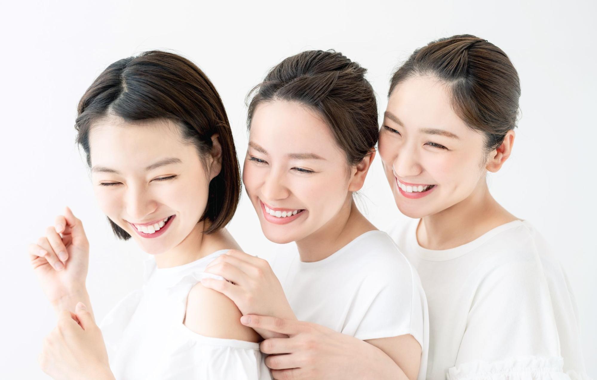 笑顔の女性3人