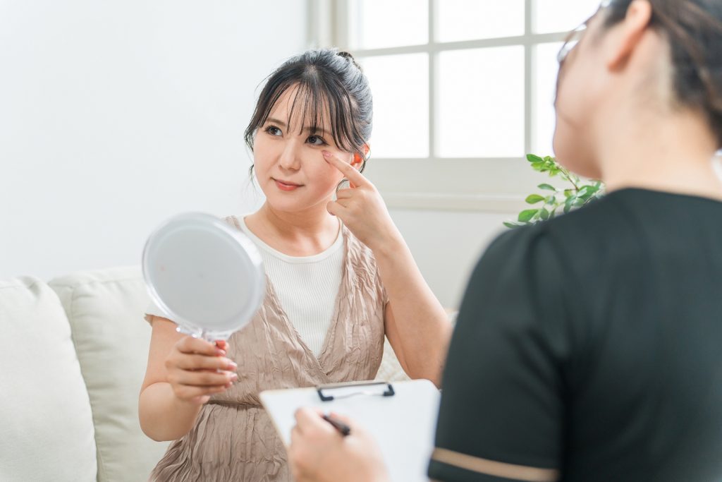 吹き出物が気になる女性